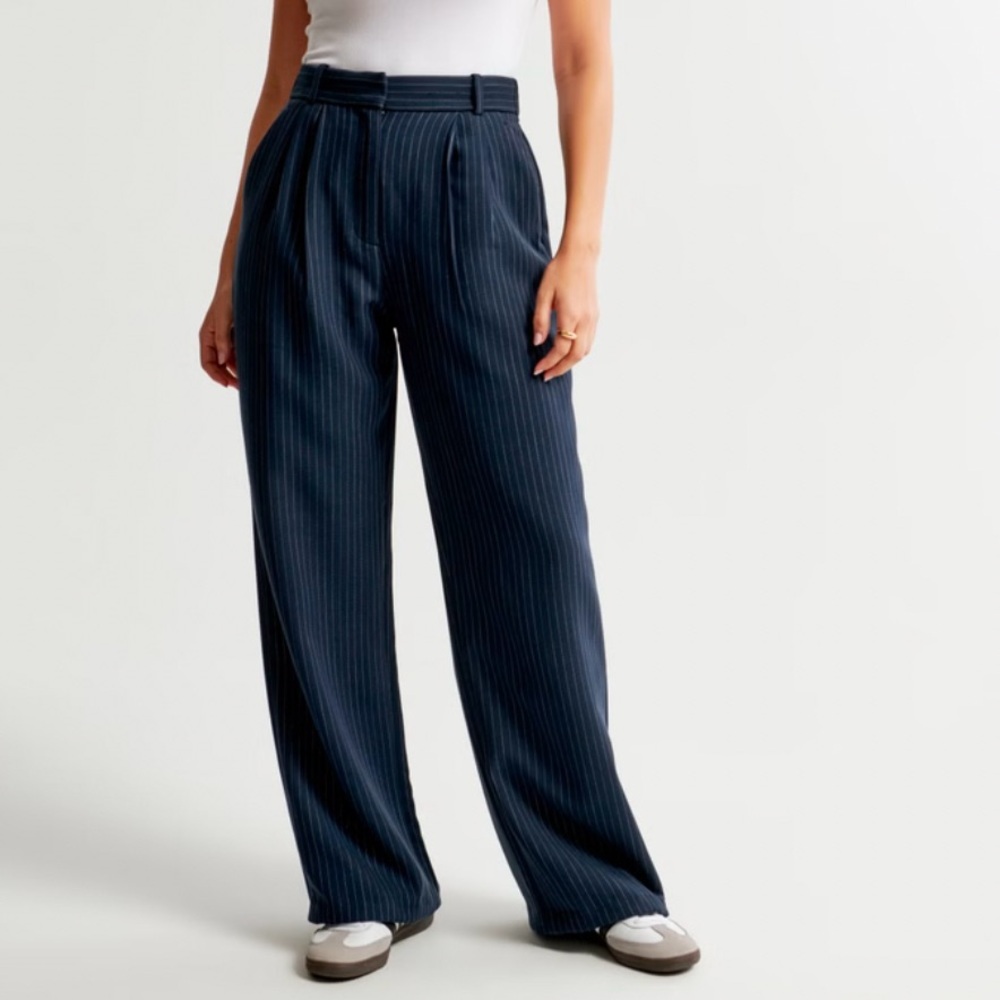 A&F Sloane Tailored Wide Leg Pant
.